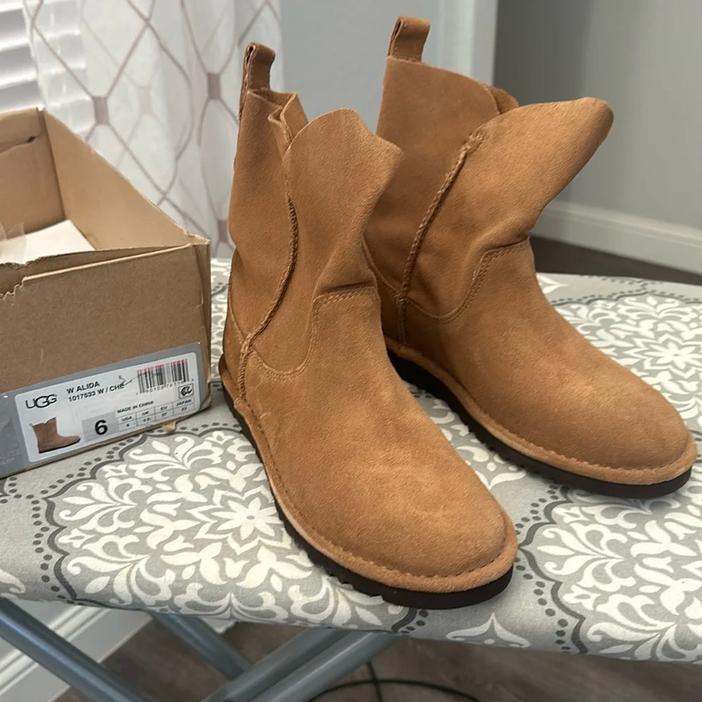 Ugh tan booties - Picture 1 of 4